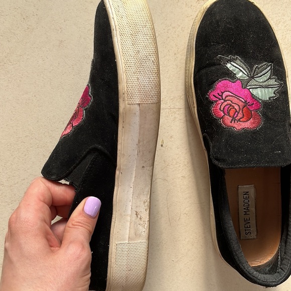 Black velvet boat shoe with rose - Picture 2 of 3